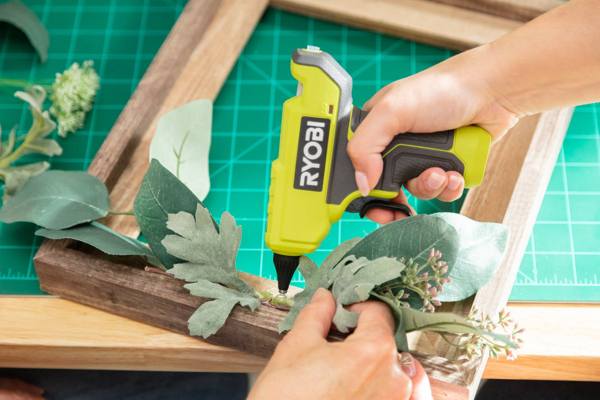 18V ONE+ Compact Glue Gun Kit